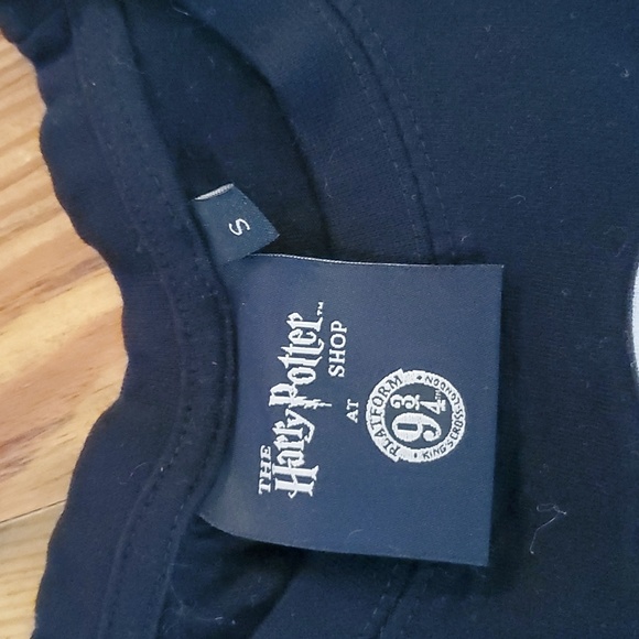 Harry Potter House Crest Hufflepuff tshirt - Picture 2 of 2